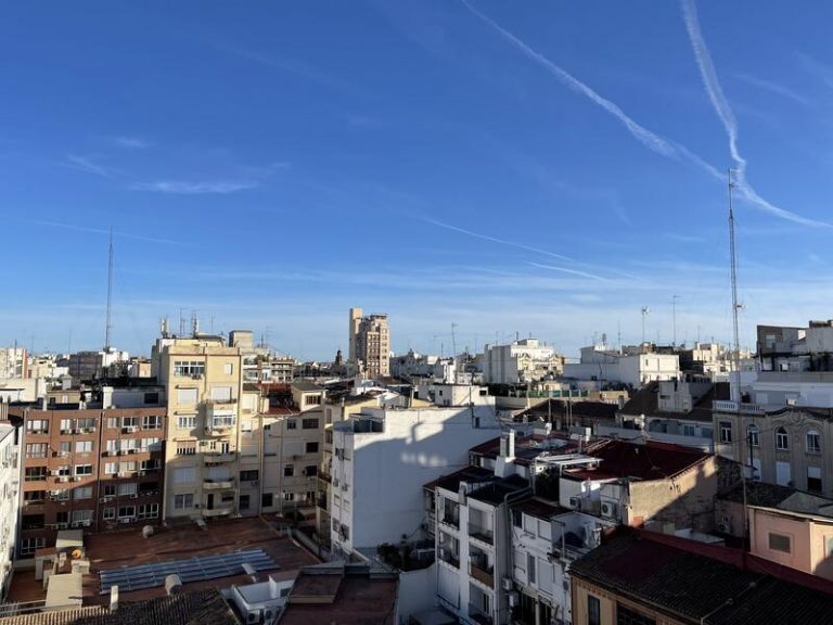 Hoy, cielos soleados, temperaturas subiendo y poco riesgo de lluvias