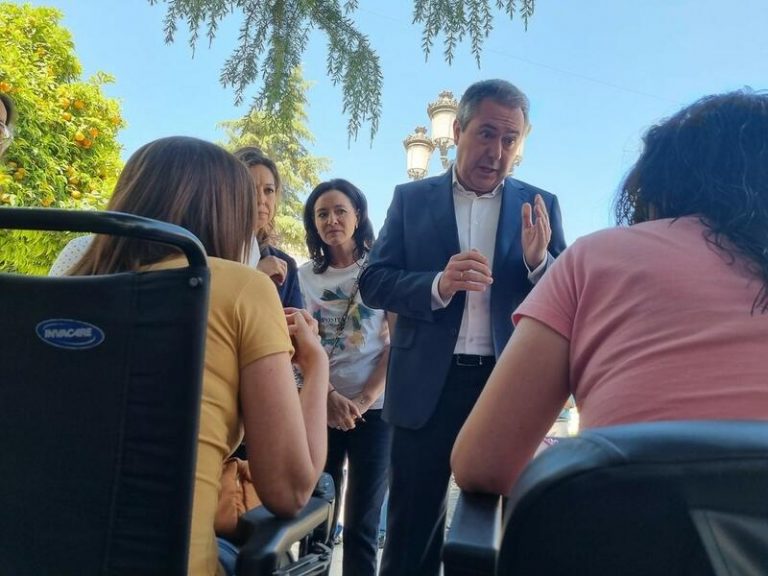 Espadas (PSOE-A) avisa que «el voto de la moderación no es el PP» porque «irá al bolso de Olona»