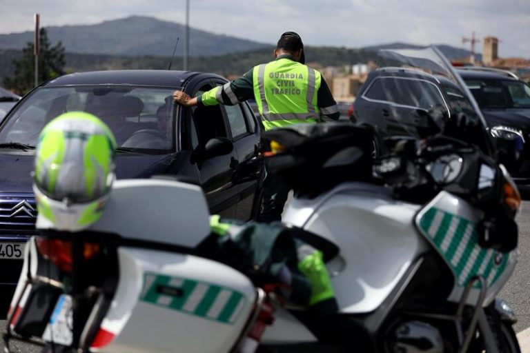 Dos muertos y tres heridos en el vuelco de un autobús de temporeros en Pedrera (Sevilla)