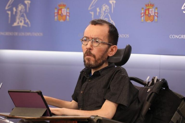 Echenique critica la «obscena» gala en el Palacio Real al emir de Qatar
