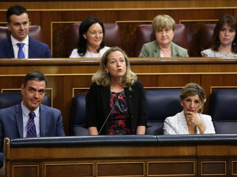 Calviño presume de que el Gobierno quiere recortar beneficios de las eléctricas