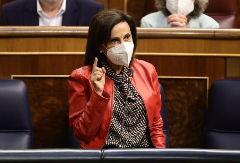 Robles se siente «orgullosa» en el Gobierno y no piensa en dimitir
