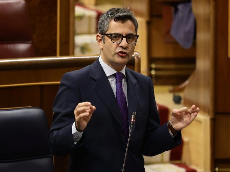 El PP pide la dimisión de Bolaños y este les replica que «no pueden abrir la boca» por «la corrupción»