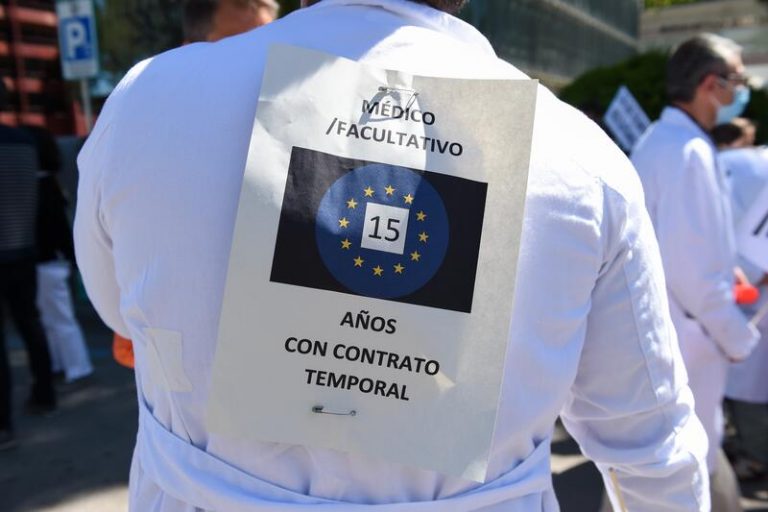 Los médicos no fijos desconvocan la huelga al aceptar la propuesta del Gobierno de Madrid
