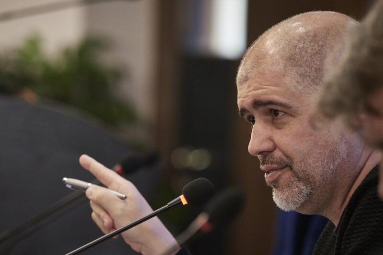 Sordo cree «obsceno» que el Rey emérito venga «de regatas» por la situación económica en España