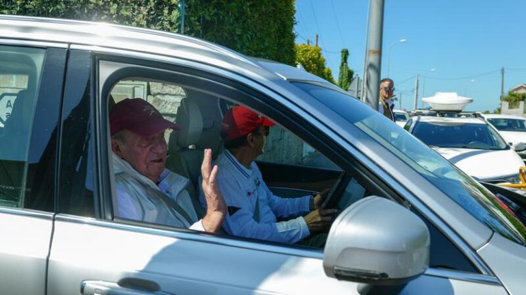 El emérito, tras navegar a bordo del ‘Bribón’: «La estancia está siendo muy buena, ya lo veis»