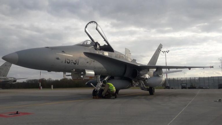 Robles visita este lunes en Lituania los ‘cazas’ españoles que vigilan el cielo báltico