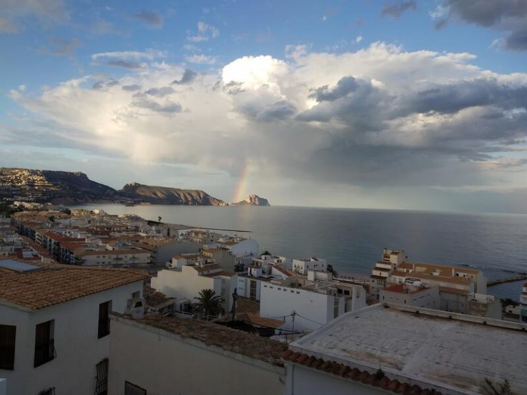 El calor da paso a lluvias, tormentas, viento y oleaje. El tiempo del 24 de mayo