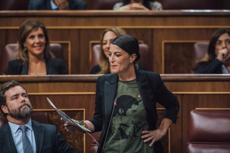 Olona se despide del Congreso como «Macarena de Salobreña»