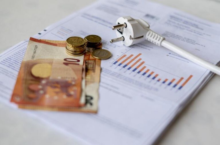El precio de la luz baja este jueves un 6,11%, hasta los 173,29 euros/MWh