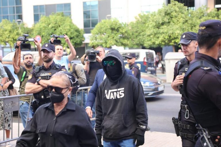 El abuelo de Marta del Castillo confía que en el juicio al ‘Cuco’ «se despejen las dudas»