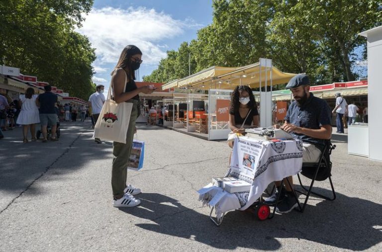 La Feria del Libro vuelve a El Retiro con más de 370 casetas y homenajes a Almudena Grandes