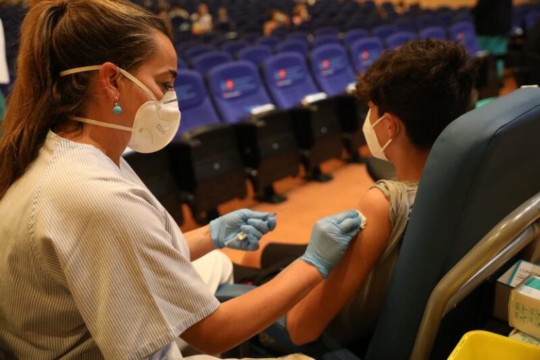 España supera los 25 millones de personas con dosis de refuerzo de la vacuna contra la COVID-19