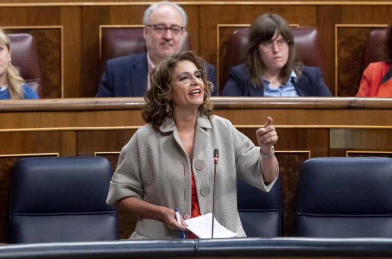 Montero acusa a Moreno de «sólo confrontar» al Gobierno