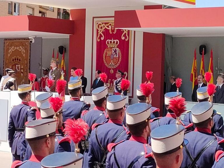 Los Reyes presiden un multitudinario desfile por el Día de las Fuerzas Armadas en Huesca