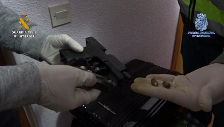 Cae una banda que tenía a sueldo a empleados de empresas del aeropuerto de Barajas para introducir cocaína