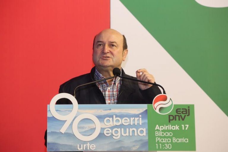 Ortuzar (PNV) critica a Feijóo y pide a Sánchez que se deje ayudar
