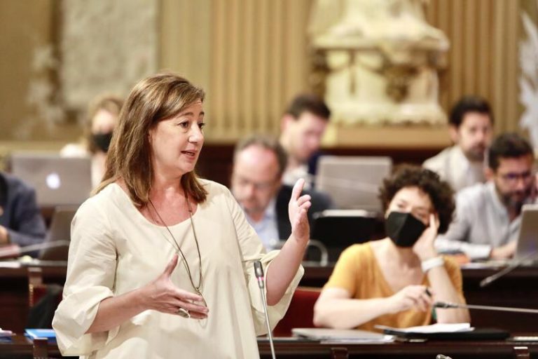 Armengol critica a Vox por estar en política «para cobrar y crispar a la ciudadanía»