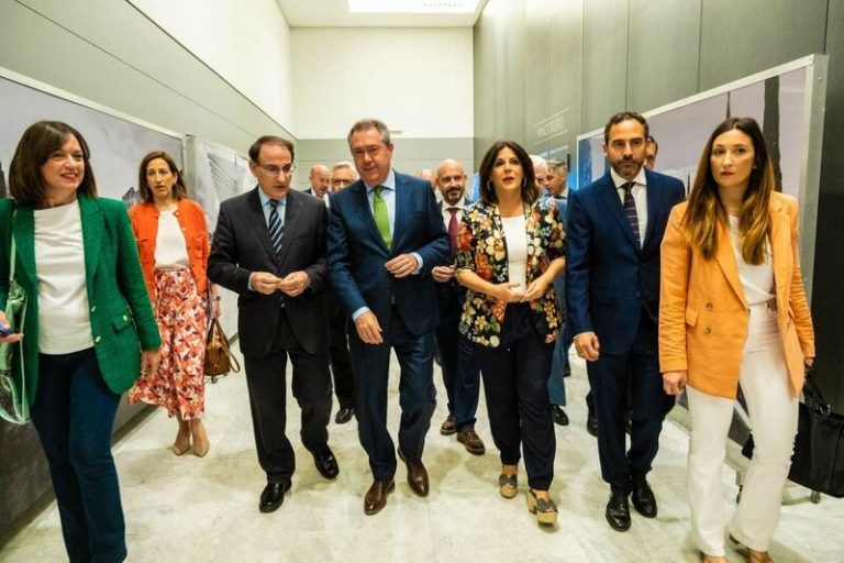 Espadas dice a Moreno que vayan a una notaría para firmar que «a la ultraderecha ni agua»