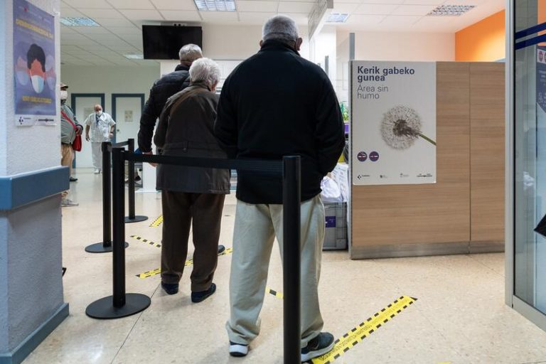 Euskadi prestará «atención especial» a los contagios en personas mayores