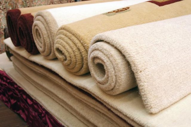 Cómo limpiar una alfombra sin aspiradora