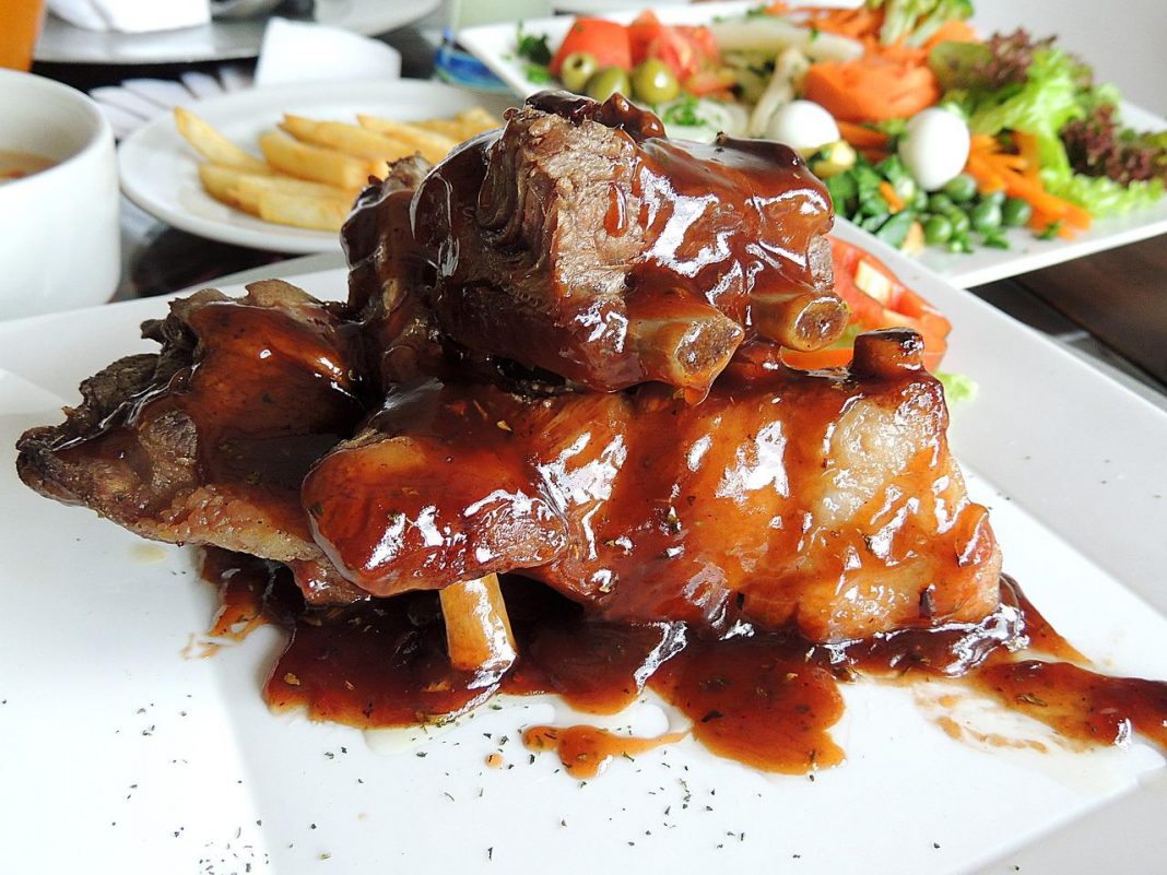 Cómo hacer unas costillas BBQ en la freidora de aire y que queden mejores que a la barbacoa