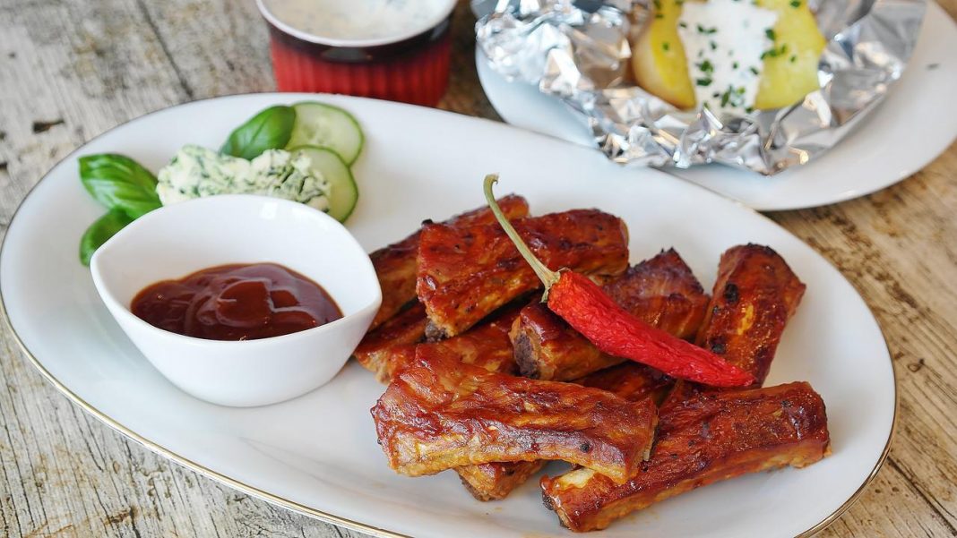 Cómo hacer unas costillas BBQ en la freidora de aire y que queden mejores que a la barbacoa