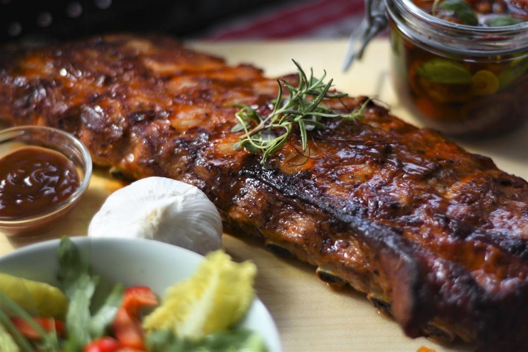 Costillas al horno el truco para que te queden jugosas por dentro