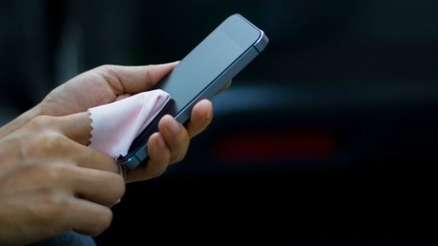 El error al limpiar la pantalla del móvil que te puede dejar sin teléfono