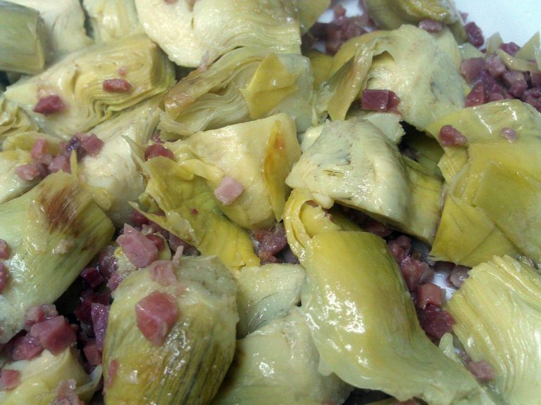 El ingrediente que debes echar a las alcachofas con jamón para que queden más ricas