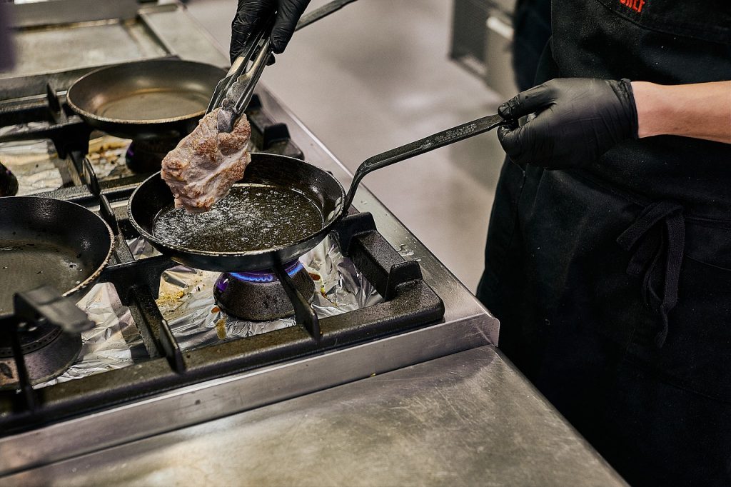 El truco para que la carne no suelte agua al freírse 51 freír