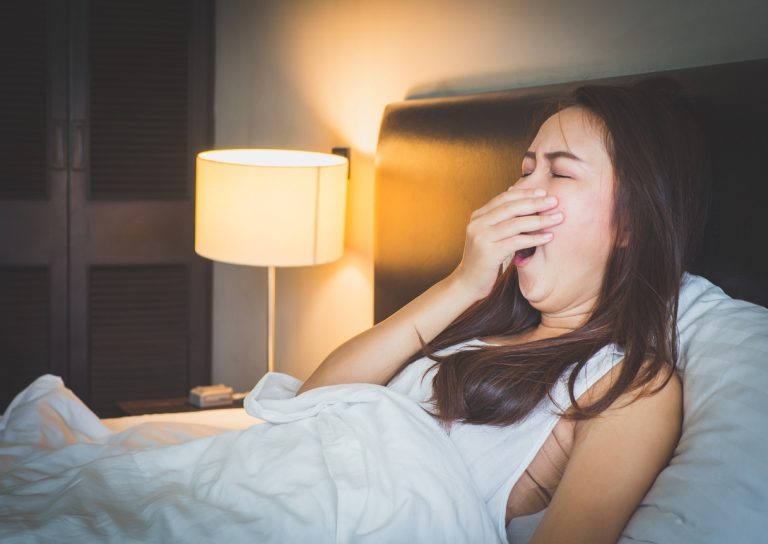 El motivo por el que no debes dormir con la luz encendida