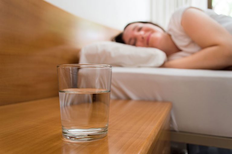 Este es el motivo por el que no debes dormir con un vaso de agua en la mesita