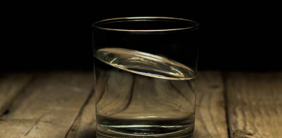Con Un Vaso De Agua Junto A La Cama Al Dormir No Se Descansa Debidamente