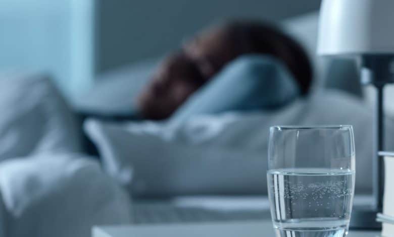 ¿Por Qué Motivos No Se Puede Dejar Un Vaso De Agua Cerca De La Cama Al Dormir?