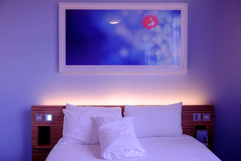 Estos son los lugares que debes revisar si hay cámaras en un motel