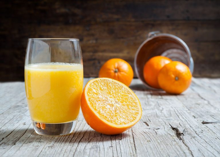 Los peligros para tu salud de tomar zumo de naranja todos los días