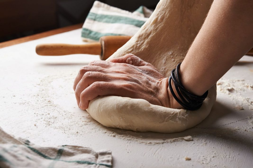 La receta de pan que haces con dos ingredientes en la sartén