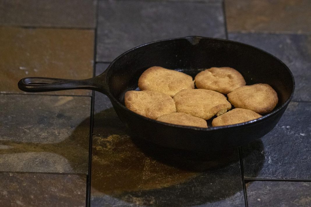 La receta de pan que haces con dos ingredientes en la sartén