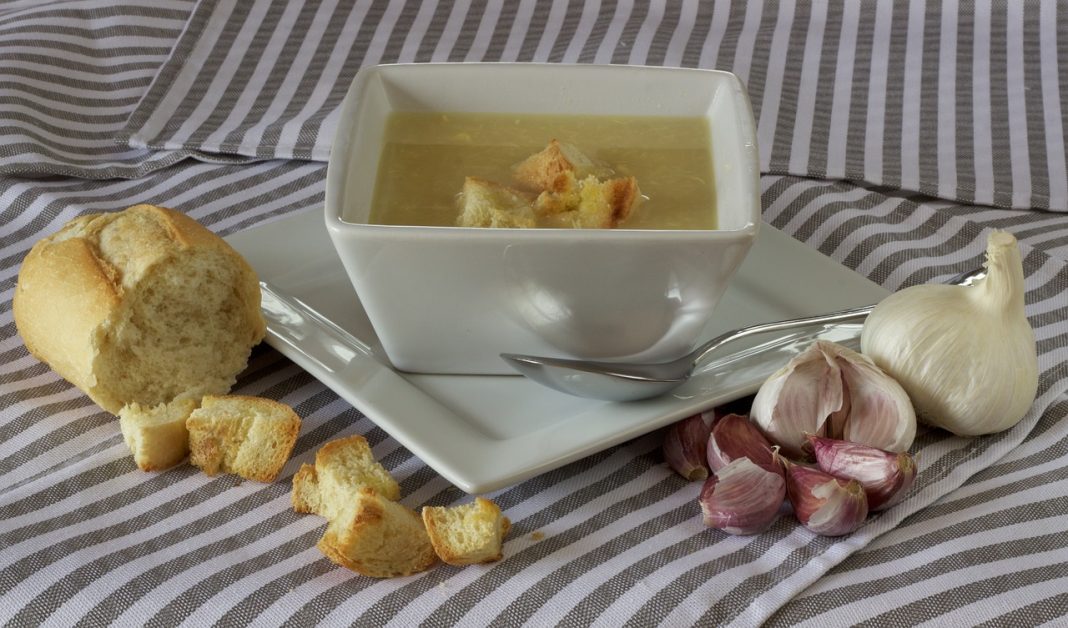 La sopa de ajo más sencilla la hace Arguiñano y aquí te la enseñamos