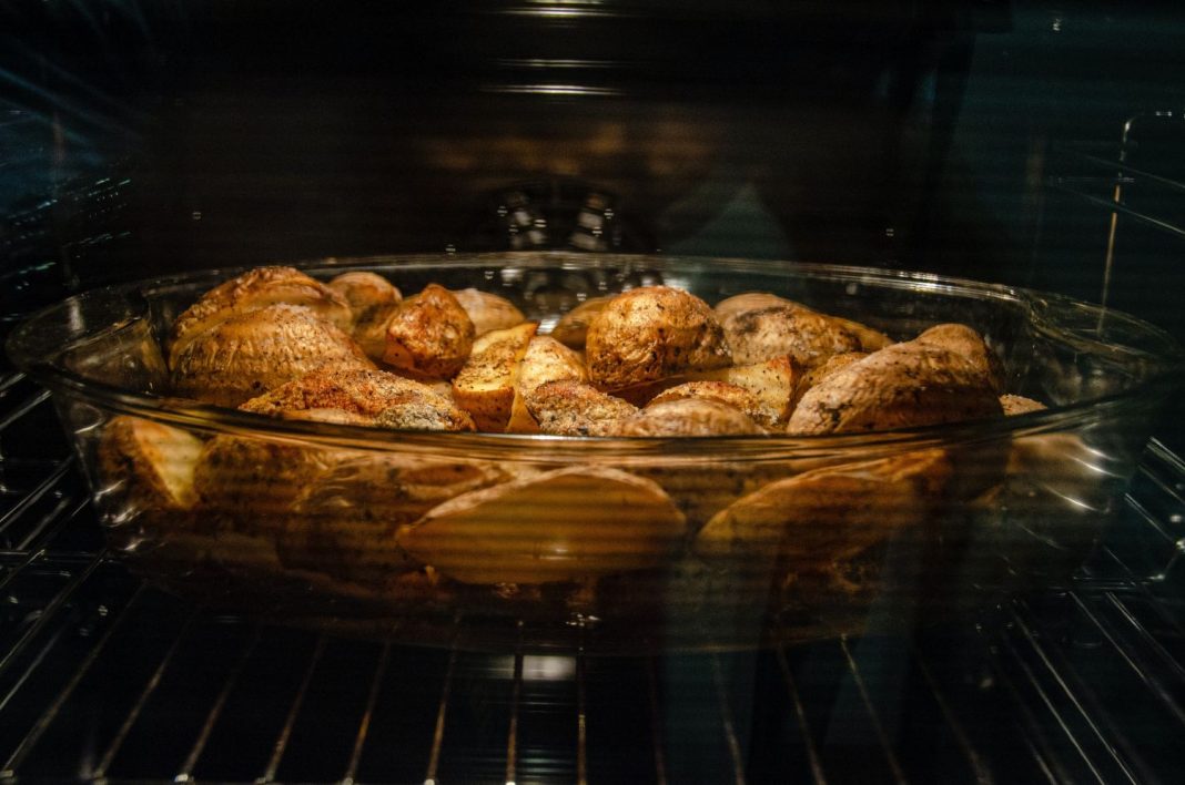 Patatas reventás, la guarnición que puedes poner en carnes y pescados