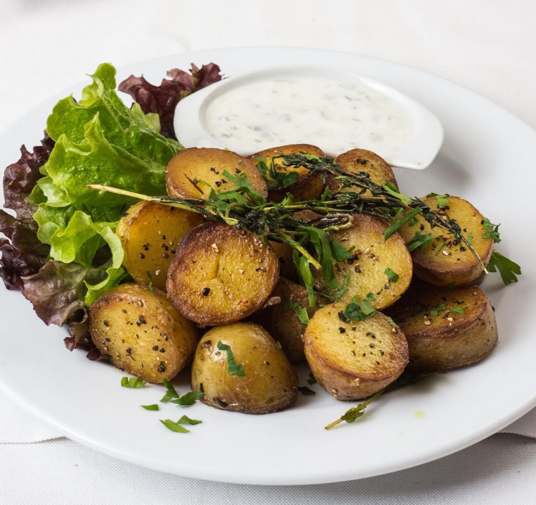 Patatas reventás, la guarnición que puedes poner en carnes y pescados