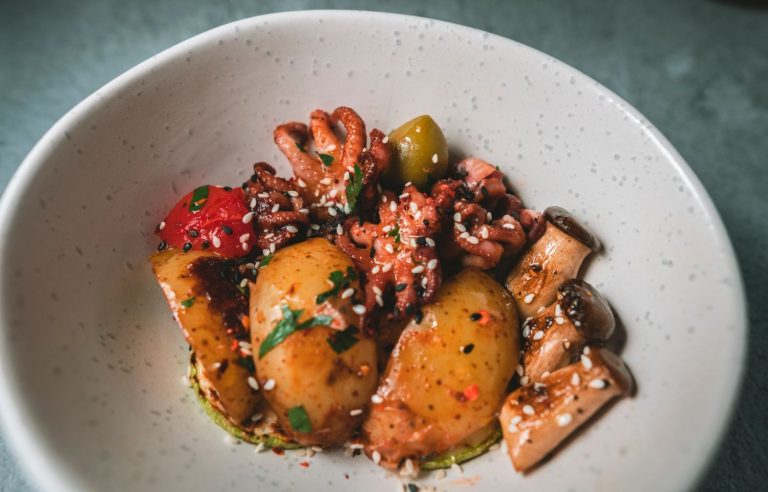 Patatas reventás: la sabrosa guarnición que sirve para carne y pescado
