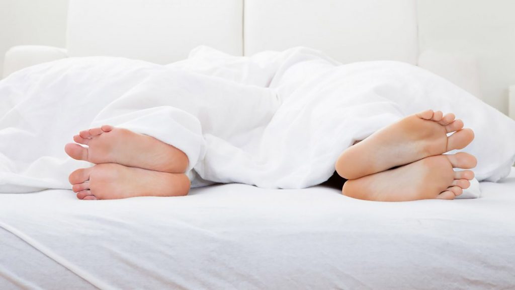 ¿Cuáles son los beneficios de dormir en camas separadas?