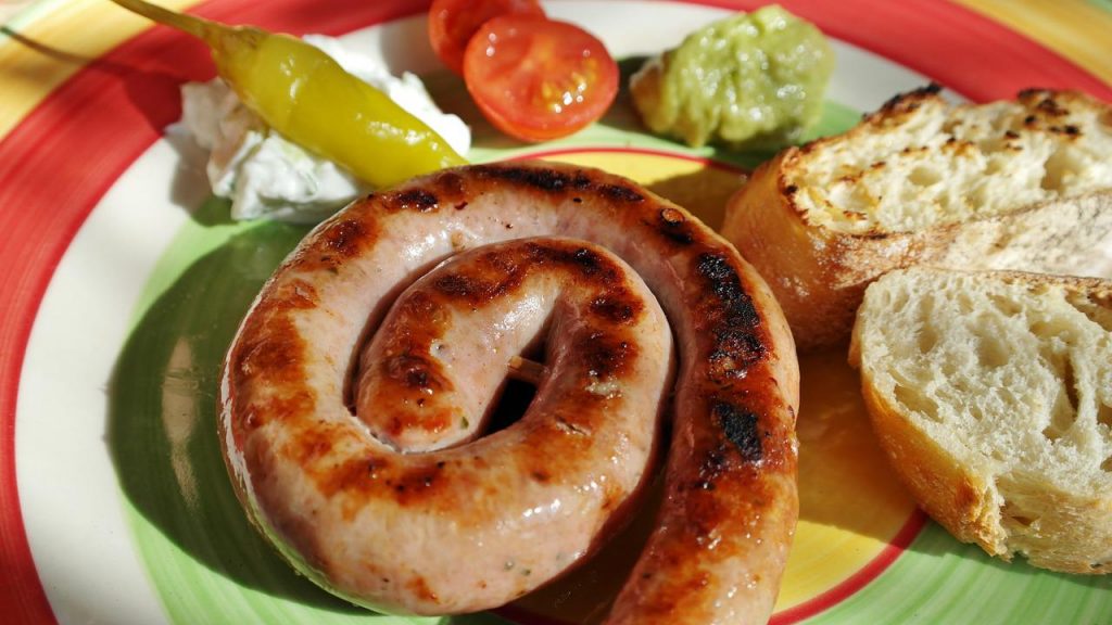Salchichas al vino blanco el plato que salva tus cenas y está delicioso