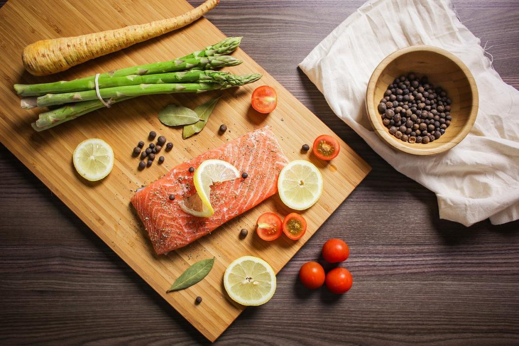 Salmón al horno estos son los ingredientes que pueden acompañarle para darle más sabor