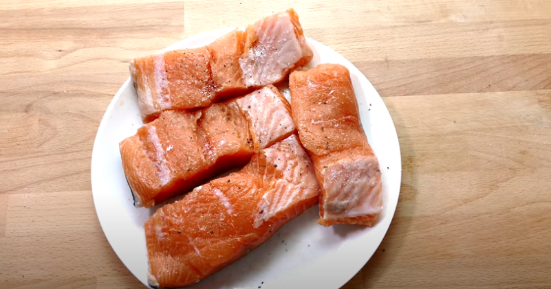 Salmón al horno estos son los ingredientes que pueden acompañarle para darle más sabor