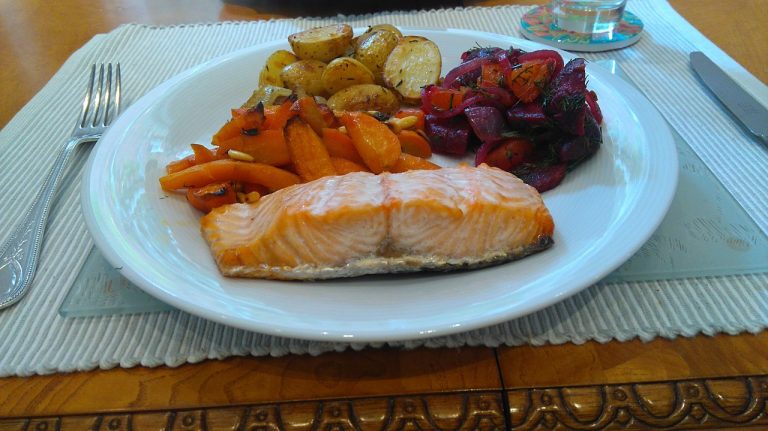 Salmón al horno: estos son los ingredientes que pueden acompañarle para darle más sabor