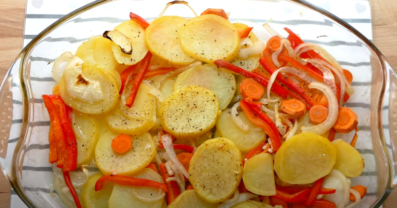 Salmón al horno estos son los ingredientes que pueden acompañarle para darle más sabor