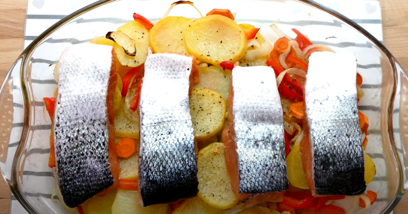 Salmón al horno estos son los ingredientes que pueden acompañarle para darle más sabor
